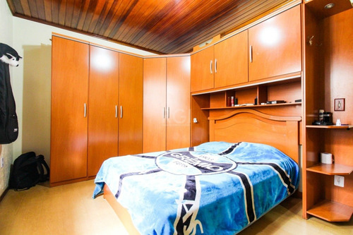 Casa Em Porto Alegre Com 3 Dormitórios - Ot7083