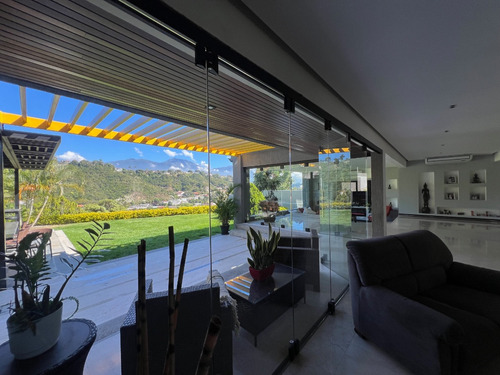 En Venta Casa Moderna Con Jardín Plano Y Vista Al Avila En La Urb. Prados Del Este, Calle Cerrada.