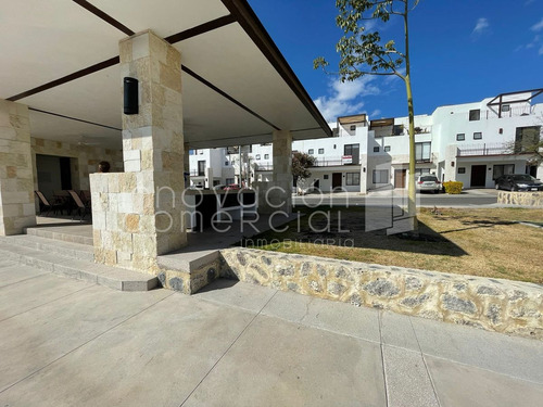 Casa En Venta De 4 Recámaras, En El Refugio, Torre De Piedra