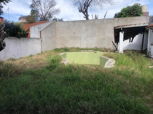 Casa En Venta 4 Ambientes Con Jardín Amplio, Pileta Y Cochera