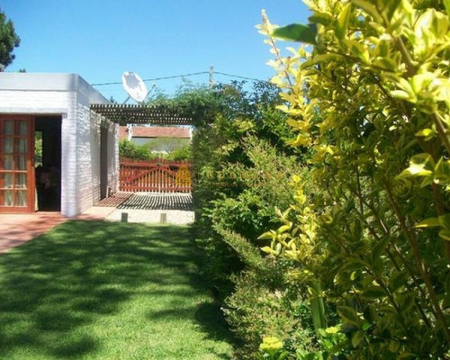 Casa En Tio Tom, De 3 Dormitorios Cuenta Con Piscina. Consulte!!!!!!!!- Ref: 2268