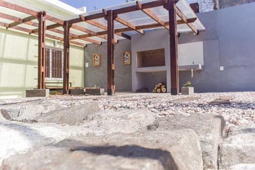 Imagen 3 de 12 de Venta De Espectacular Casa Reciclada En El Corazon De Sayago Con Renta