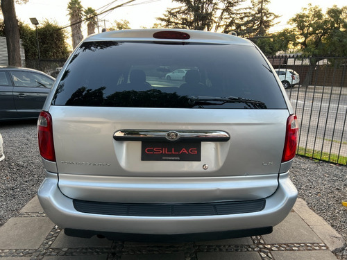 Imagen 7 de 25 de Chrysler Town Country 2005 Flamantísima