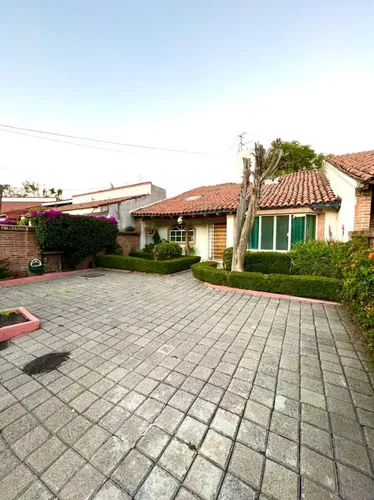 Venta De Casas En Jurica, 3 Habitaciones, De Oportunidad, Hermosa Calle.