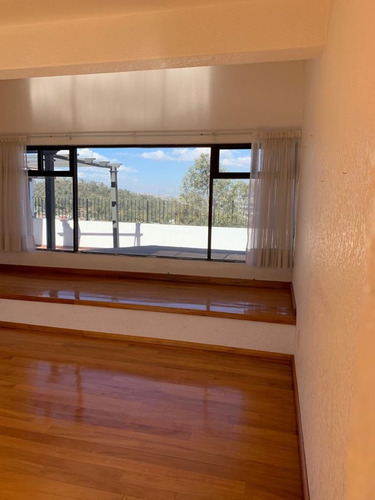 Se Renta Hermosa Casa Con Vista Panorámica Localizada En Acueducto De Xalpa En Vista Del Valle Con 450 Mts. De Construcción, Distribuidos 3 Niveles Con Excelente Luz Natural Y Acabados De Lujo.