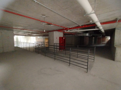 Increíble Local Comercial De 974m2 En Arriendo En Vitacura.