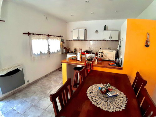 Casa En Venta En La Plata, 2 Dormitorios Y Galpón