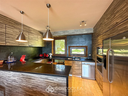 Casa En Venta De 4 Dorm. En Pucón