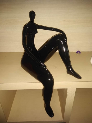 Imagen 1 de 6 de Escultura Ceramica Mujer Piernona Sentada 