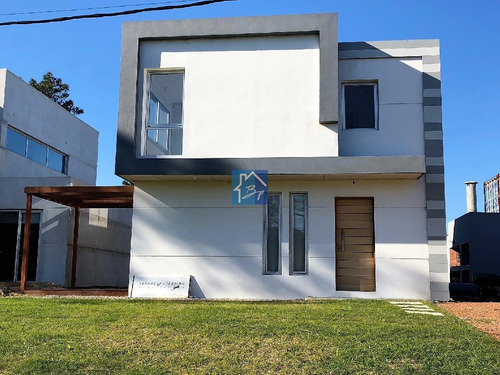 Casa, 2 Dormitorios, 1 Baño + Toilette, Punta Del Este, Venta- Ref: 835