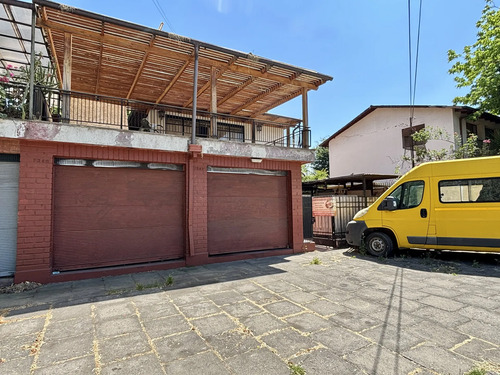 2 Locales Comerciales + Casa De 2 Pisos Con Jardín
