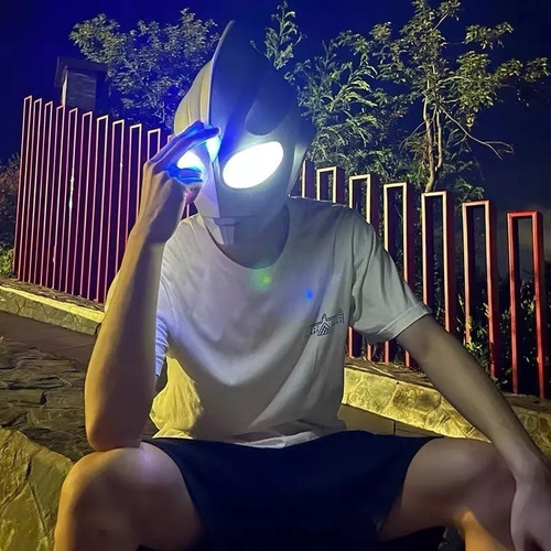 J O Capacete Tiga Ultraman Acenderá O Capacete