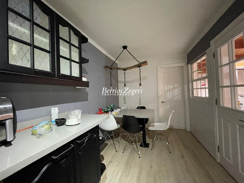Casa En Venta De 5 Dorm. 4 Baños Más Servicio E Lo Barnechea