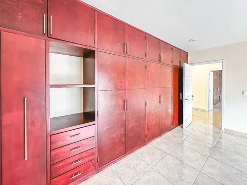 Casa En Venta Con Recámara En Planta Baja En Rincones De La Calera.