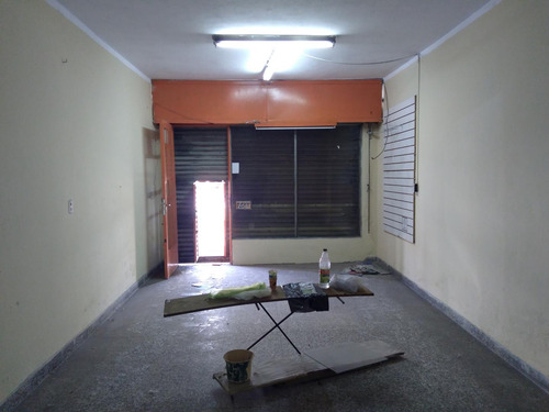 En Venta En El Palomar Sobre Importante Avenida 4 Locales Juntos O Separados Con Patio Y Posibilidad De Espacio Aereo. F: 9545