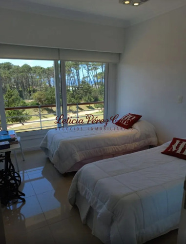 Venta Apartamento 3 Dormitorios En Playa Mansa, Complejo Veramansa