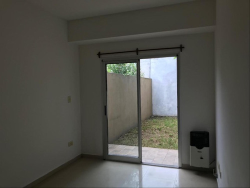 Monoambiente En Alquiler, Amplio