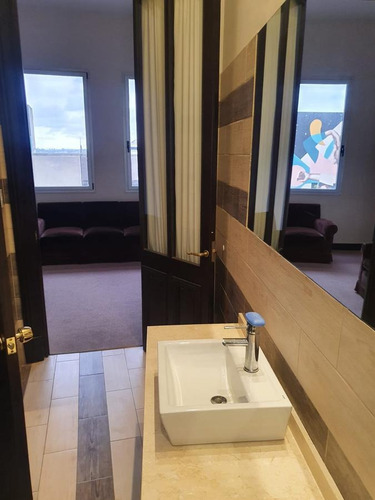 Imagen 20 de 26 de Sarandi Entre Juncal Y B Mitre, Gran Oficina De 300m2 Totalmente Reciclada!!