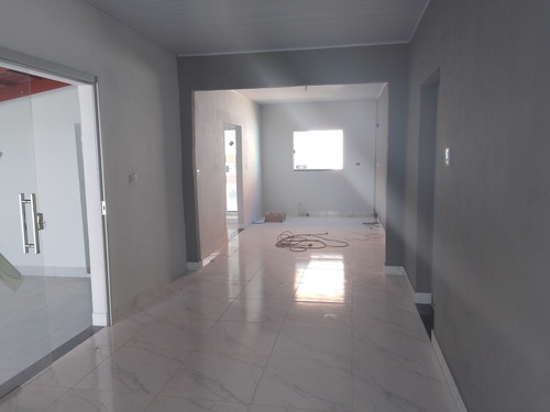 Casa Com 3 Quartos , 2 Banheiros , Copa , Área De Serviço