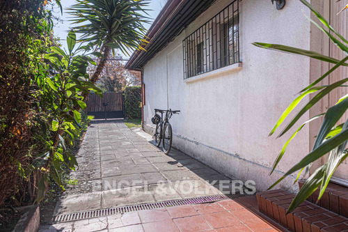 Casa Con Patio En Juan Esteban Montero