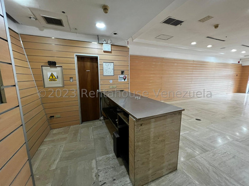 Ss: Vende Local Comercial 24-11677 En La Castellana De 113.64 M2