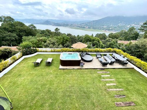 Excepcional Casa En Venta En Avándaro, Con Vista Al Lago.