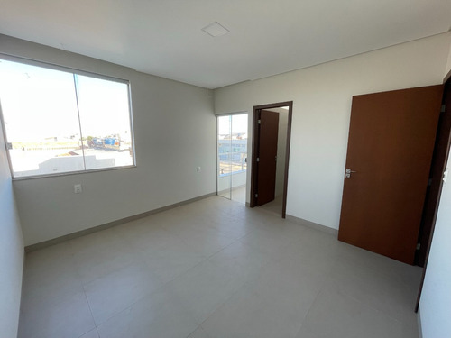 Lindos Sobrados De Alto Nível, Com Garagem Para 2 Carros, 3 Quartos Sendo 1 Deles Suíte, 3 Banheiros E Cozinha Integrada Com Sala.