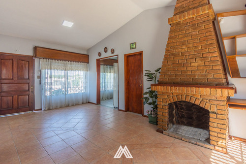 Imagen 2 de 13 de Venta De Casa 2 Dormitorios 2 Baños Aires Puros
