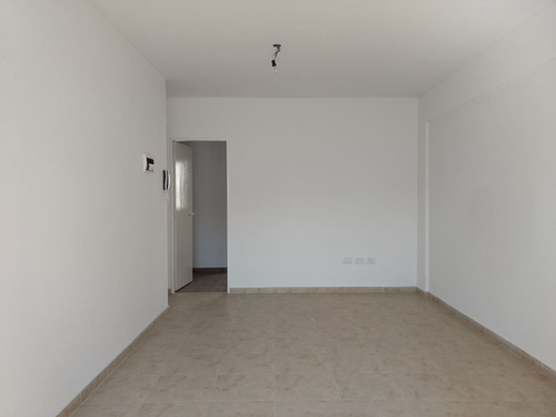 Imagen 13 de 14 de Vendo Departamento 2 Amb Muy Amplio Frente C/renta