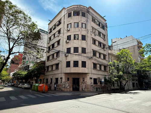 Venta - Departamento De 2 Dormitorios Con Patio. Centro, Rosario.