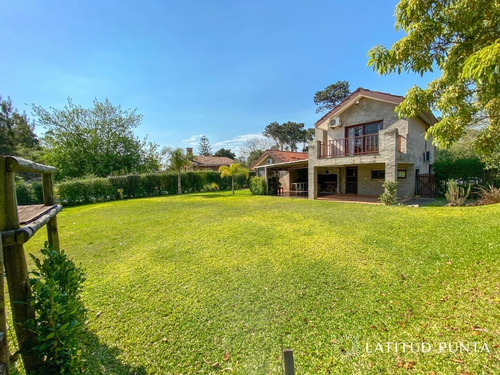 Imagen 24 de 28 de Casa De 4 Dormitorios Y Parrillero - Punta Del Este Jardines De Cordoba