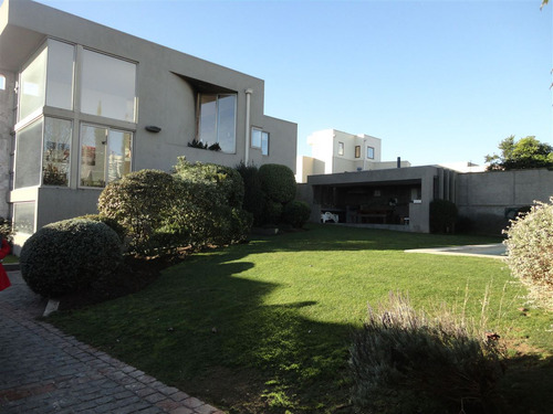 Casa En Venta De 5 Dorm. En Concón