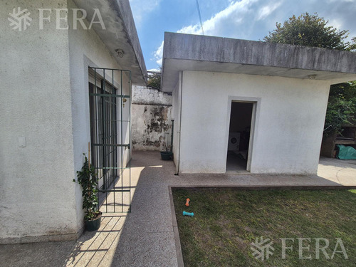 Venta Casa 4 Ambientes Con Cochera Y Jardín En Ezpeleta