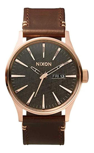 Reloj pulsera Nixon The sentry con correa de cuero color marrón - fondo negro - bisel oro rosa