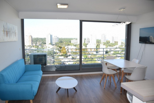 Apartamento Muy Cerca De La Peninsula Y De La Playa, Cuenta Con 2 Dormitorios, 2 Baños, Living-comedor, Cocina , Terraza Y Garaje.- Ref: 1911