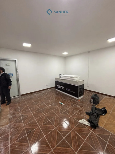 Local Amplio Totalmente Renovado En Una Ubicación Privilegia