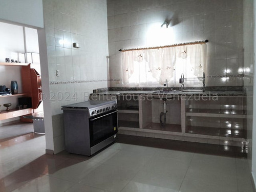 Casa En Venta Maracay Urb Los Astros 24-14717 Apd
