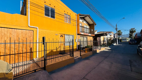 Se Vende Amplia Casa Sector Las Torres 4 Dorm Regularizada
