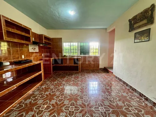 Amplia Casa De 3 Niveles Con Vistas Panorámicas En Lomas De Enmedio