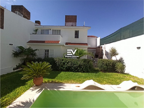 Imagen 7 de 14 de Venta. Casa 5 Dormitorios. B° Marechal. 225 Mts Terreno + 195 Mts Cub! Piscina. Recibo Permuta