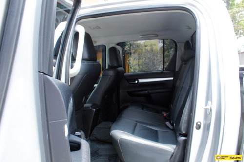 Imagen 16 de 25 de Toyota Hilux 2.8 Srv
