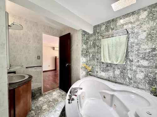 Casa En Prados Del Este (5h/5b/5pe)