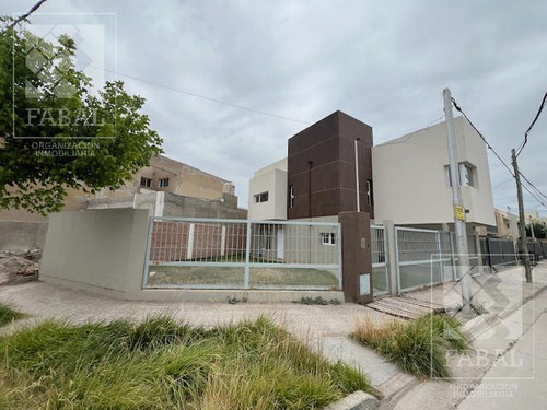 Casa Venta Rincón De Emilio, 3 Dormitorios, 3 Baños, Cochera Y Jardín