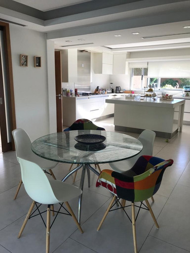 Imagen 10 de 17 de Casa Venta 5 Amb. Parque Y Pileta B Cerrado Casco Leloir