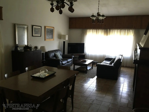 Casa En Venta Con Renta 4 Dormitorios 2 Baños Con Garaje Y Patio- Av. San Martín - Cerrito- Ref: 1424