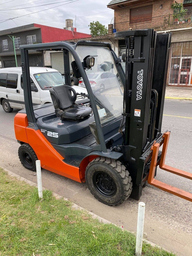 Autoelevador Toyota 2,5 Tn Tt Desplazador Diesel