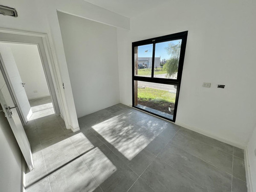 Imagen 23 de 30 de Moderna Casa A Estrenar Con Detalles De Categoria En Pilar Del Este, Barrio Santa Elena.