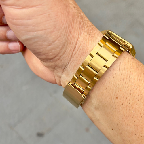 Relógio Esportivo Dual Time Com Pulseira Em Aço Inox Correia Dourado Bisel Dourado Fundo Preto