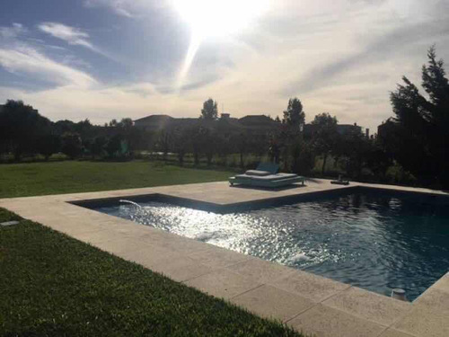 Oportunidad Casa En Venta Con Piscina Lote Interno!