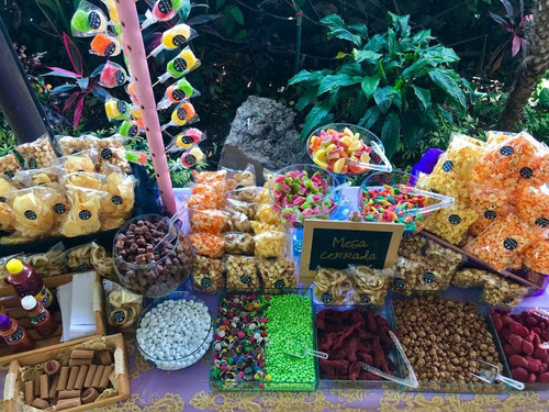 Decoración Con Globos, Mesas Y Barras De Dulces Y Botanas.